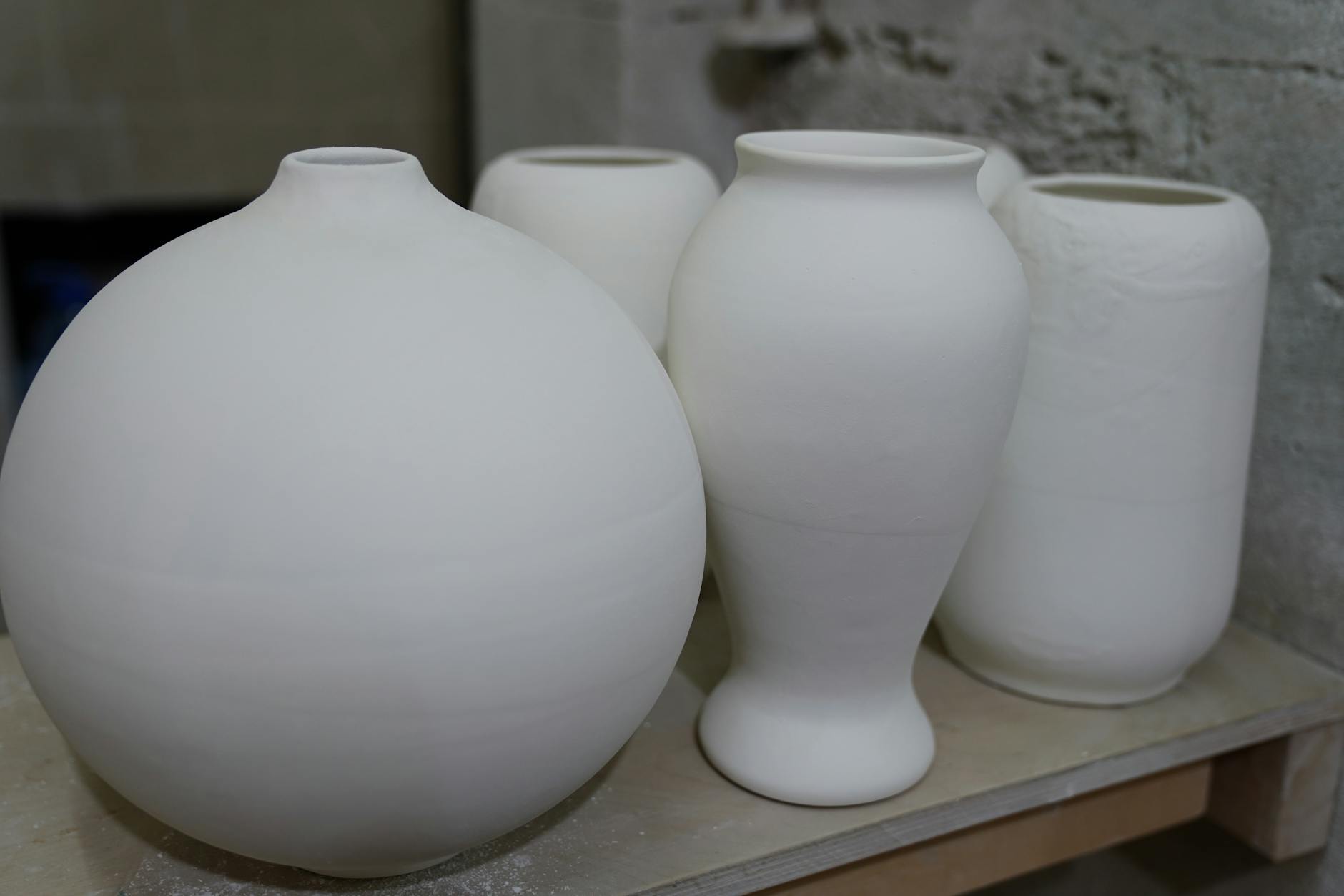 Weiße Gefäße — Minimalistisches Regal